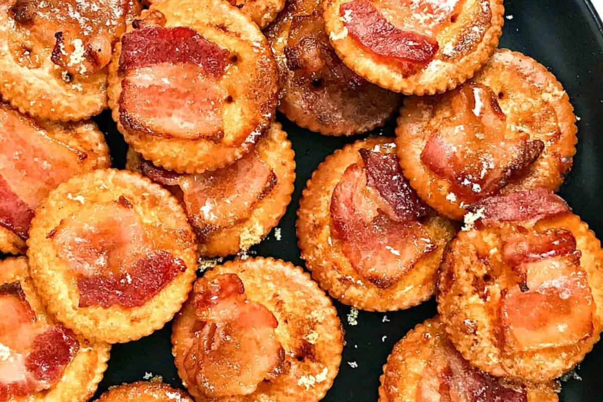 A plate of Bacon Ritz Crackers.