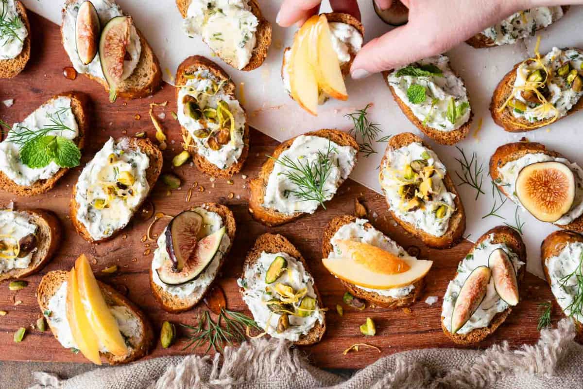 A plate of Easy Goat Cheese Crostini.