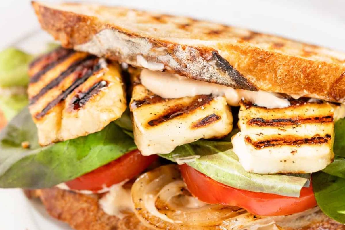 A plate of Halloumi Sandwich.