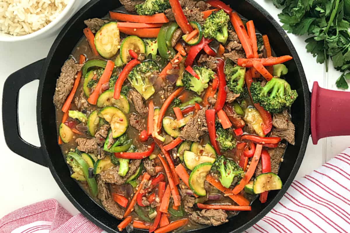 A dish of Easy Beef Stir Fry and Vegetables.